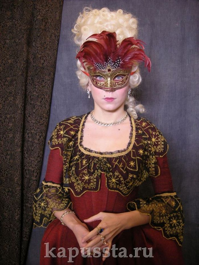 Карнавальный костюм в парике и маске